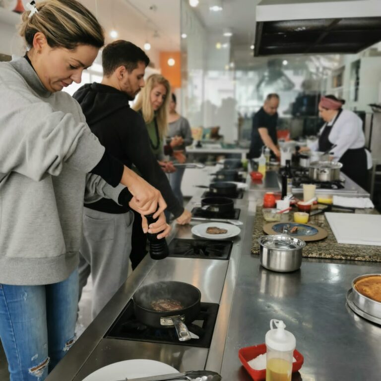 PRINCIPIANTES1 VEZ POR SEMANA Para aprender do zero ou ampliar seu repertório Do arroz e feijão ao estrogonofe, passando por saladas, peixes, legumes, sopa, sobremesas e mais...