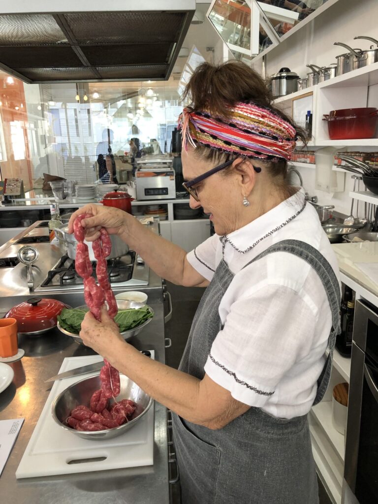 FEIJOADA<br> COM MARA SALLES <br>Do caldinho de feijão à caipirinha<br>Aula em um Sábado<br> sem pressa<br> 9 às 15h