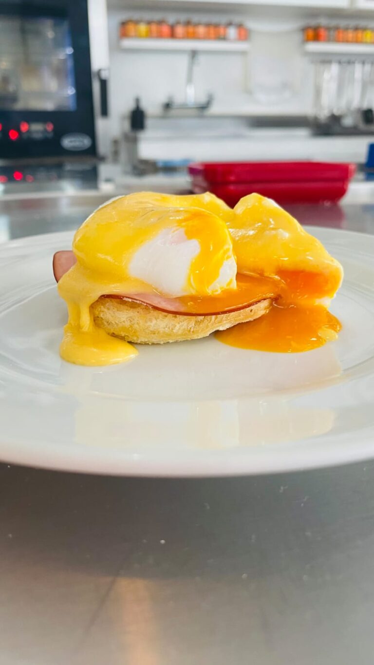 OVOS<br>COMO OS DE HOTEL<br>FEITOS EM CASA<BR>Pochê • Benedict • Mexido •  Assado com cogumelos • French Toast •  Crêpe Soufflé e Ovo Frito em Brioche