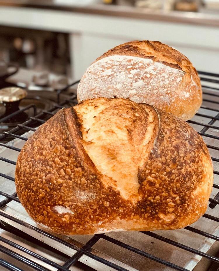 PÃES<br>Fermentação Natural<br> para Iniciantes<br>Aprenda o conceito da fermentação longa<br>Fermentação, Tempos,<br> Dobras e Assamento<br>MANHÃ