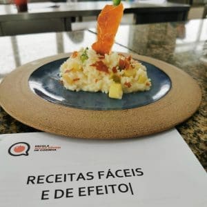 RECEITAS FÁCEIS<br>E DE EFEITO<br>2 AULAS<br>Ceviche, quiche, risotto, cuscuz paulista<br>Ragú de fraldinha com polenta e mais...